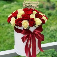 Красные и белые розы в коробке «Любимой мамочке» Красные и белые розы в коробке «Любимой мамочке»