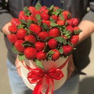 Коробка с клубникой «Сам бы ел, да денег мало»