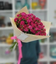 Букет малиновых кустовых роз