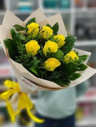 Букет жёлтых роз с зеленью